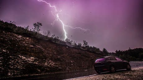 VIDEO: Un cazador de tormentas capta el momento exacto en que el auto de su amigo es alcanzado por un rayo
