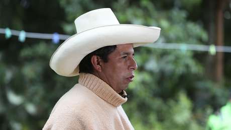 Pedro Castillo visita a la niña de 3 años víctima de violación y ofrece apoyo legal a su familia