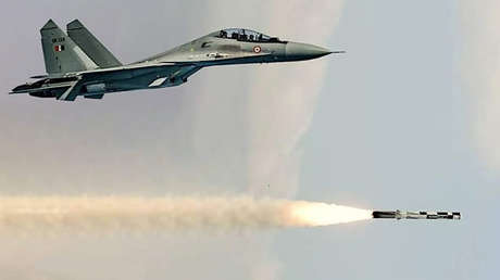 India prueba con éxito el misil de crucero supersónico BrahMos desde un avión de combate Sujói y un buque de guerra (VIDEO)