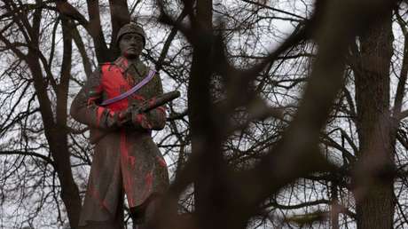 Polonia desmantela un monumento a los soldados soviéticos que liberaron al país de los nazis (VIDEO)