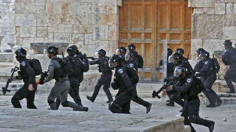 VIDEO: La Policía israelí hiere a un camarógrafo de RT durante enfrentamientos con los palestinos cerca de mezquita de Al-Aqsa en Jerusalén