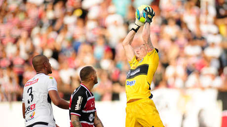 VIDEO: Un hincha de futbol en Brasil invade la cancha para 'enseñarle' a atajar al portero tras la derrota de su equipo
