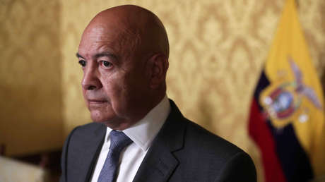 Renuncia el ministro de Defensa de Ecuador tras el escándalo con un exmilitar al interior de su cartera