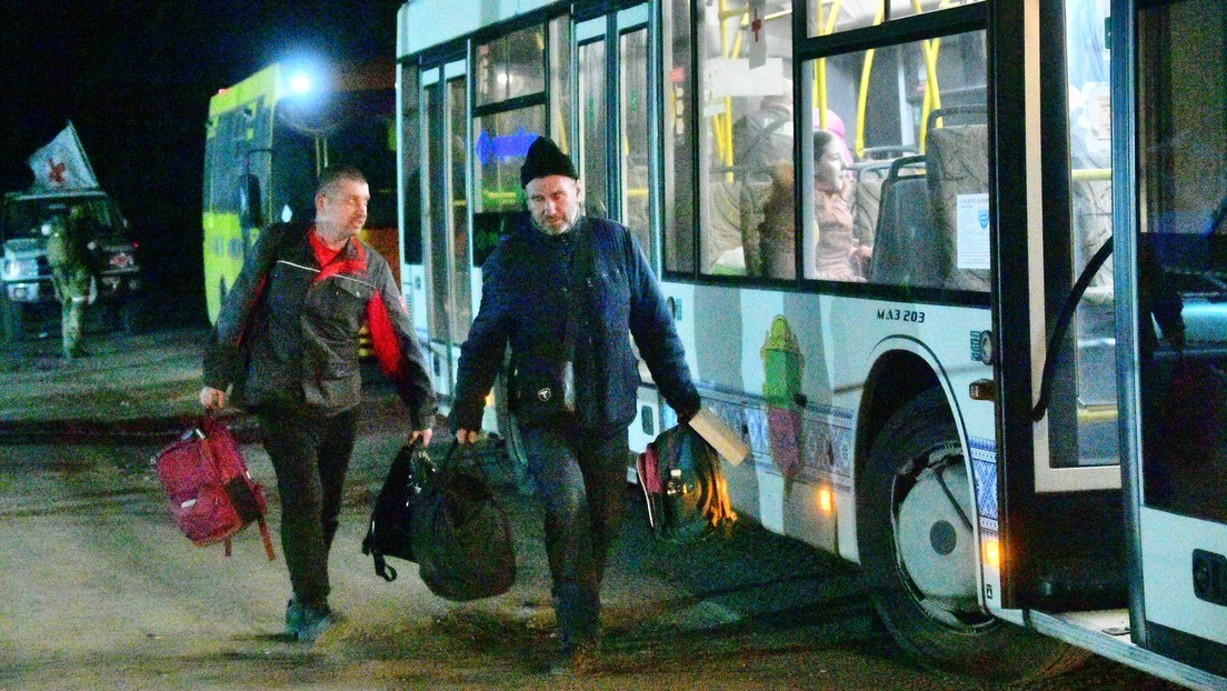 Un total de 46 civiles salieron este sábado del territorio de la planta siderúrgica Azovstal en Mariúpol