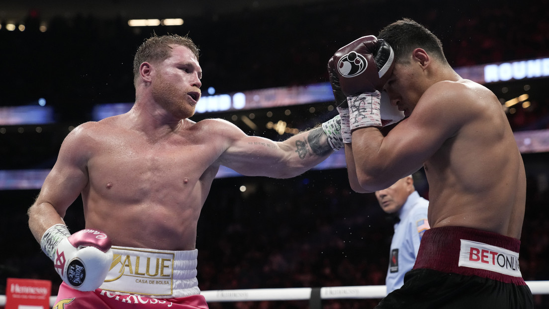 ¿Boxeo o lucha libre?: 'Canelo' Álvarez carga sobre su hombro a Dmitri Bivol en pleno combate