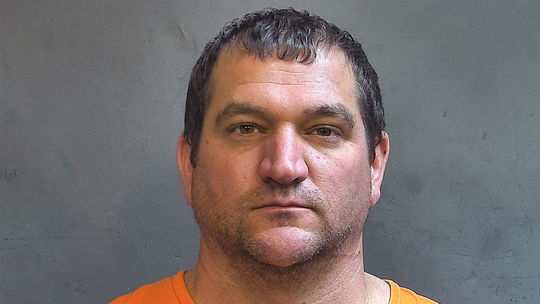 Estadounidense acusado de asesinar a su esposa gana las elecciones primarias locales desde la cárcel