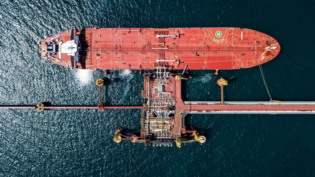 Analista de Bloomberg explica por qué las sanciones de la UE al petróleo ruso podrían ser un "suicidio económico"