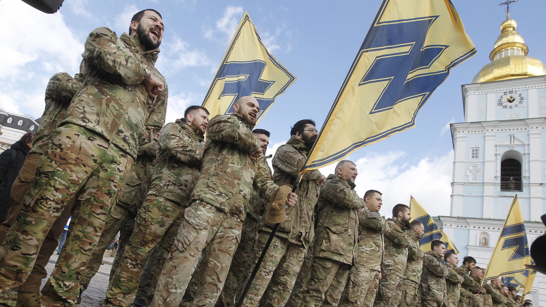 Periodista a RT: Últimamente casi no es posible encontrar fotos de militares ucranianos que no contengan algún tipo de insignia nazi