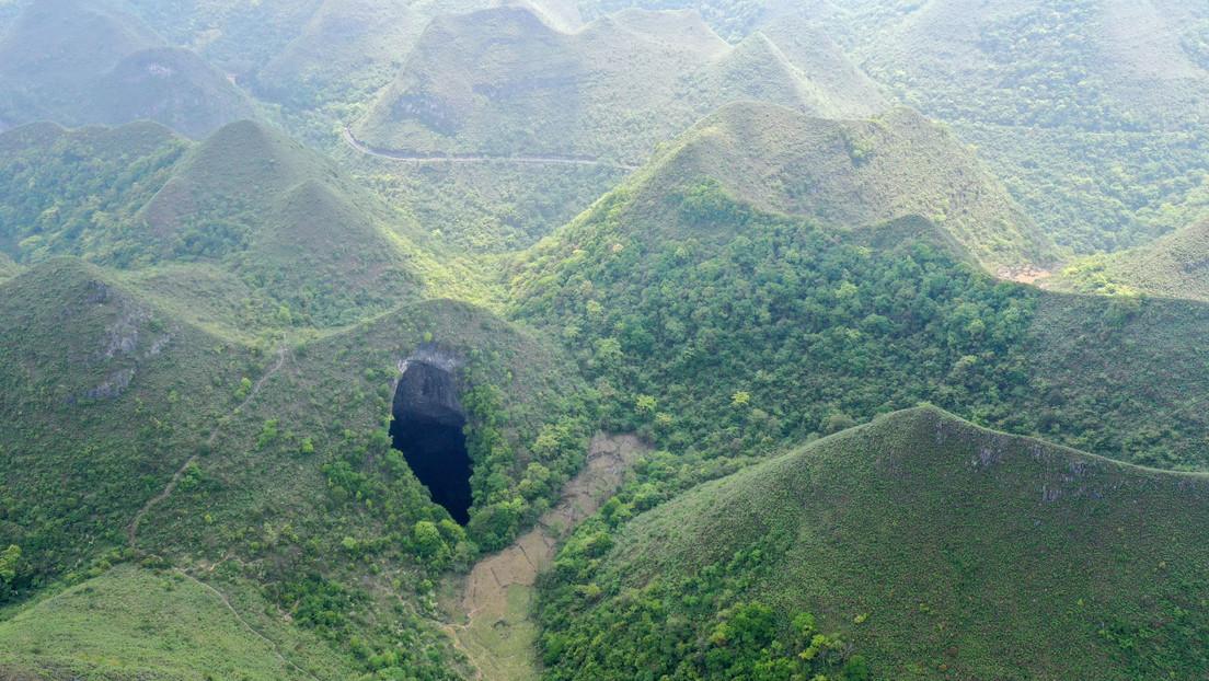 Descubren en China un enorme socavón con un bosque dentro