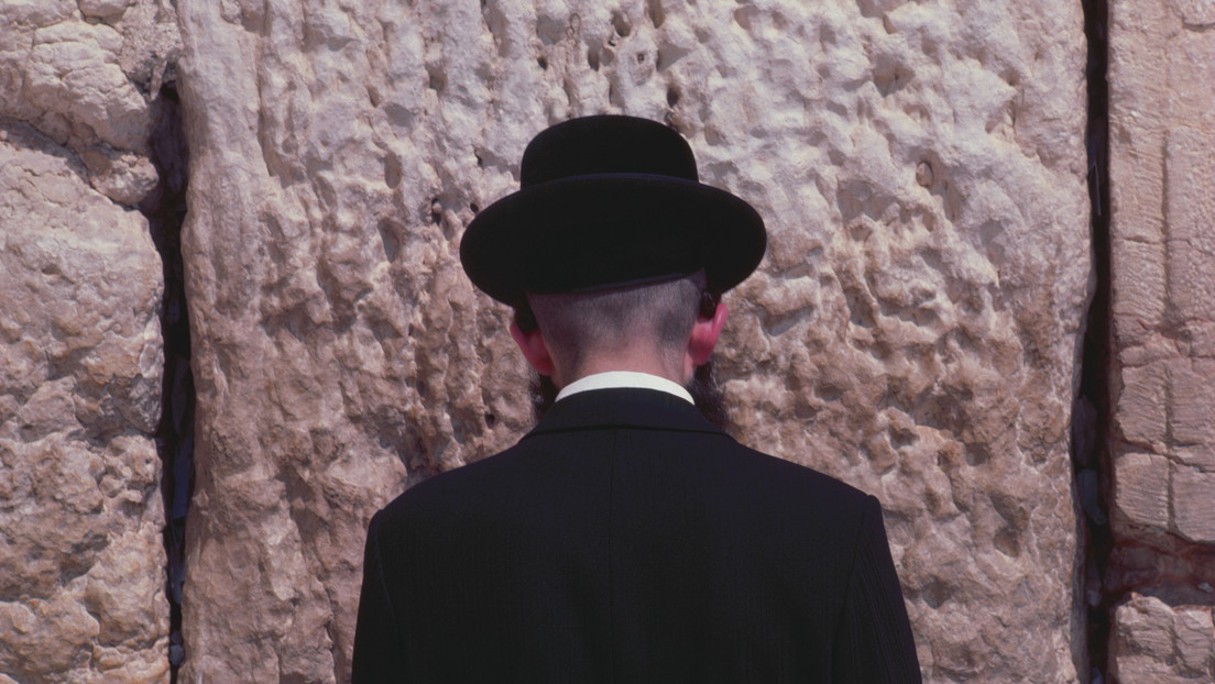 Acusan a Lufthansa de antisemitismo tras excluir a un grupo de pasajeros judíos ortodoxos de un vuelo (y la aerolínea alemana responde)