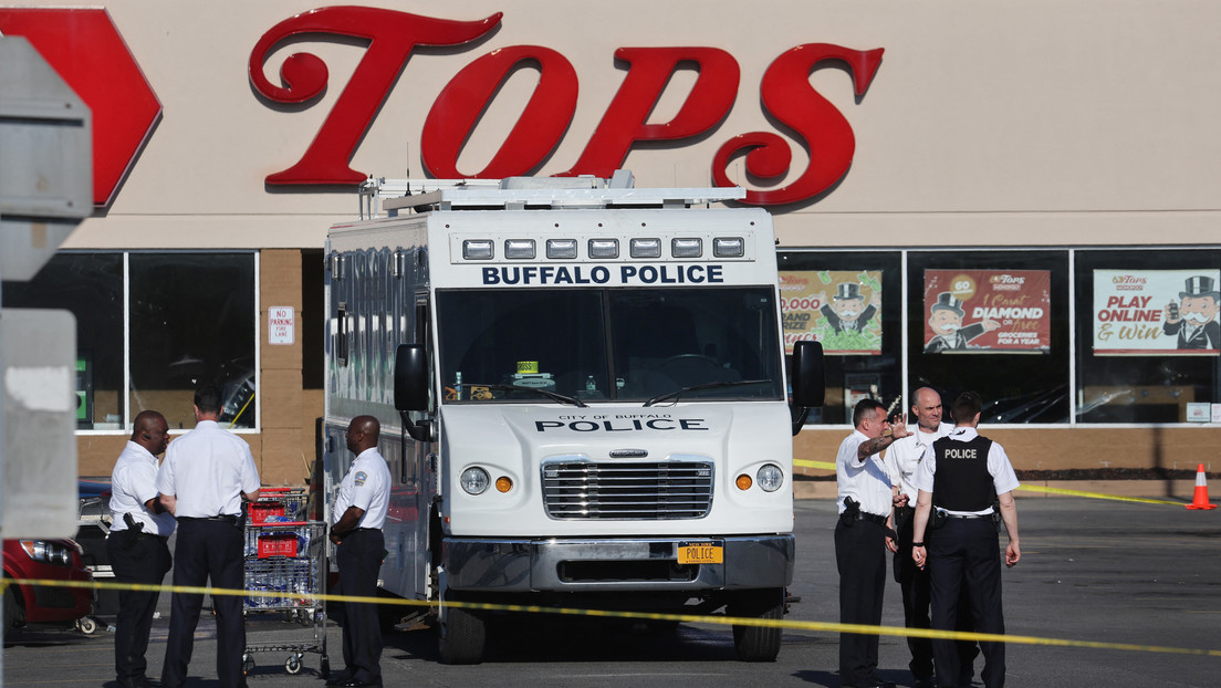 Ataque de odio racista, planeado de antemano y transmitido por Twitch: todo lo que se sabe sobre el tiroteo en Búfalo que dejó 10 muertos