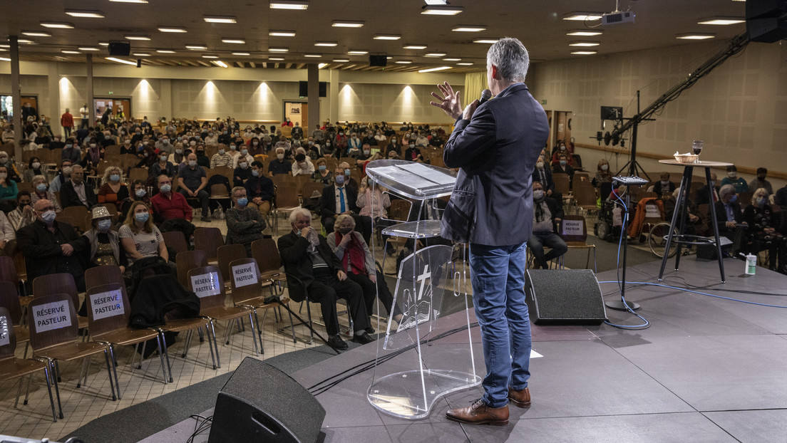 Mujer denuncia al pastor de una iglesia en plena prédica: "Solo tenía 16 años cuando tomaste mi virginidad en el suelo de tu oficina"