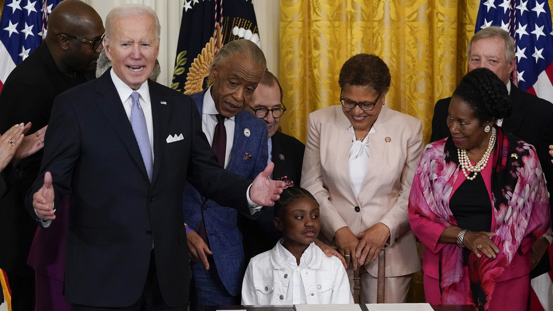 Biden firma un decreto para reformar la Policía en EE.UU. al cumplirse dos años de la muerte de George Floyd