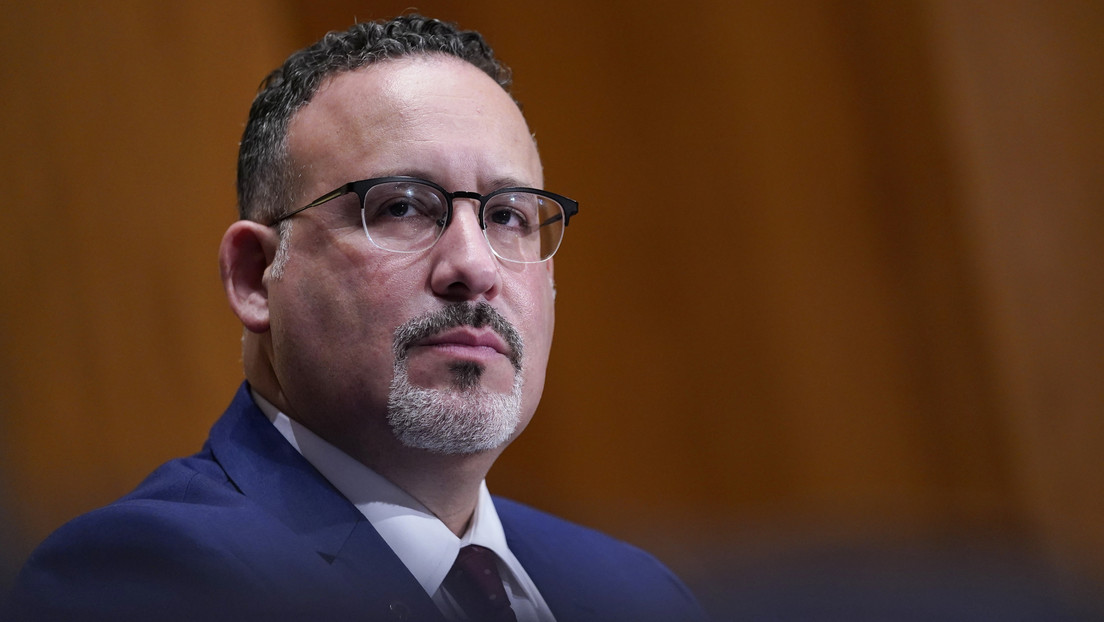 "Me siento avergonzado": El secretario de Educación de EE.UU. se pronuncia sobre lo "insensible" que es su país ante los asesinatos de niños