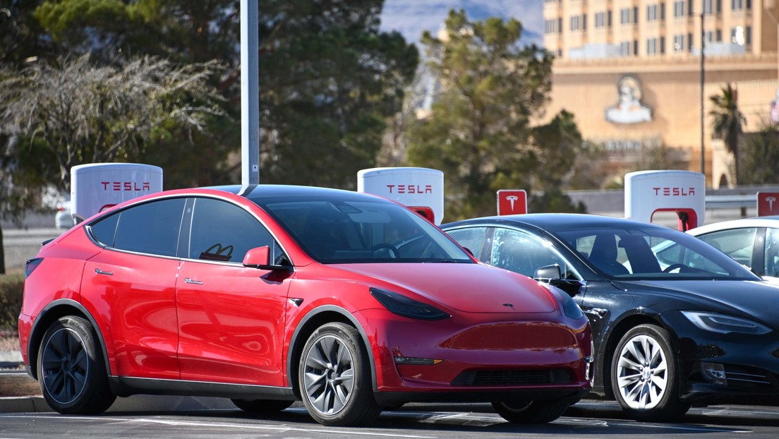 Un hombre escapa de su Tesla rompiendo la ventanilla poco antes de que estallara en llamas