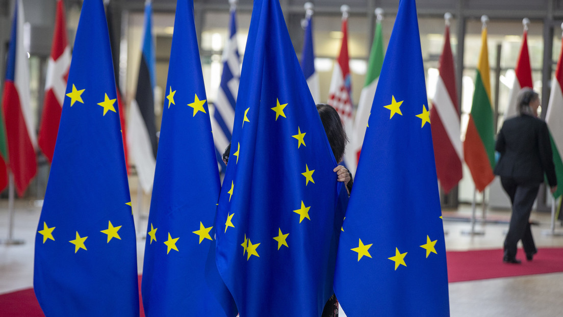 La UE acuerda el embargo parcial contra el petróleo ruso y desconectar del SWIFT al mayor banco de Rusia, entre otras medidas