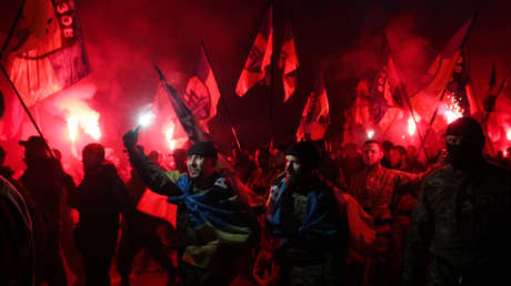 Zelenski niega que los soldados de Azov sean neonazis y afirma que en Ucrania "los llamados radicales son muchos menos que en otros países"