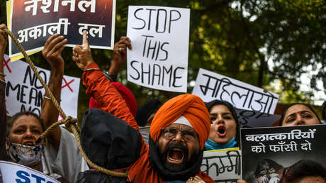 Una niña india de 13 años acude a la Policía para denunciar una violación grupal y es violada por un agente