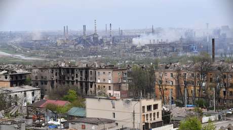Autobuses con civiles evacuados salen de la planta Azovstal de Mariúpol
