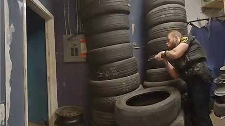 Cámara corporal capta el enfrentamiento de 3 policías con un hombre armado en una tienda de neumáticos en EE.UU.