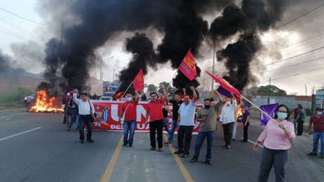 Maestros protestan con cierres de vías en Ecuador en exigencia de equiparación salarial