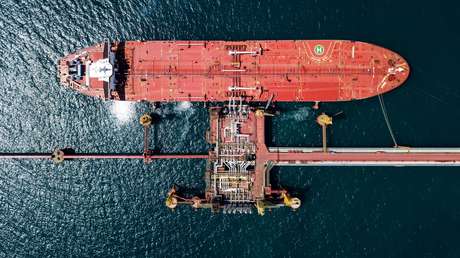 Analista de Bloomberg explica por qué las sanciones de la UE al petróleo ruso podrían ser un "suicidio económico"