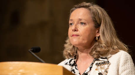 La ministra de Economía de España cumple su promesa y se niega a posar en una foto solo con hombres