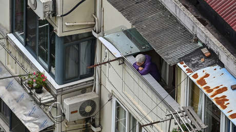 Difunden un video en que residentes de Shanghái escapan de sus apartamentos por una escalera de cuerda, aunque internautas dudan de su autenticidad