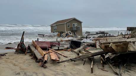 VIDEO: El momento en el que las olas arrastran al mar una casa en EE.UU.