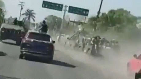 Civiles persiguen y ahuyentan a militares en el estado mexicano de Michoacán (VIDEOS)