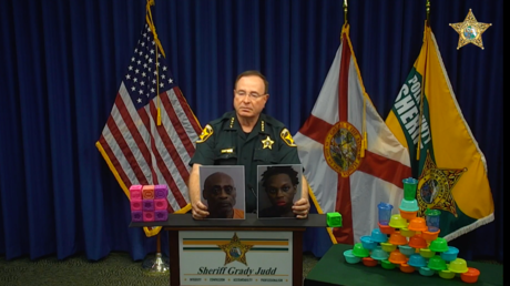 "Era solo huesos y piel": Acusan a una pareja de EE.UU. de dejar morir de hambre a su hija de 2 años