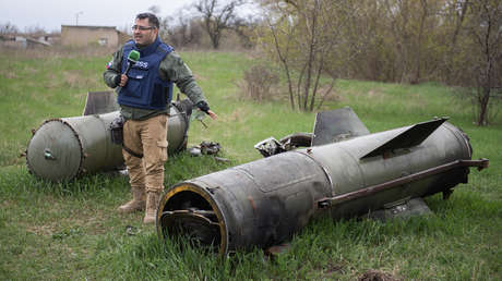 Una revista francesa ilustra una noticia sobre periodistas ucranianos galardonados con un premio Pulitzer con una foto de un reportero de RT