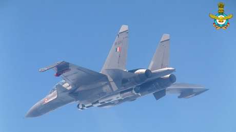 La India lanza por primera vez la nueva versión del misil supersónico BrahMos desde un caza Su-30 MKI