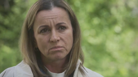 "Me tranquiliza que fue una muerte instantánea y no sintió dolor": Mujer que perdió a su hijo en batalla ahora ayuda a los civiles en Donbass