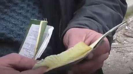 "Los guardias nacionales han roto mi pasaporte": residentes de Mariúpol denuncian abusos cometidos por militares ucranianos