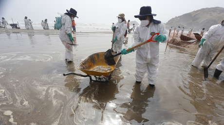 Fiscalía peruana pide la extradición del capitán del buque involucrado en el derrame de petróleo, quien se fugó del país