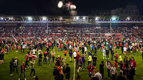 Un aficionado propina un cabezazo a un jugador del equipo rival, dejándolo inconsciente y sangrando