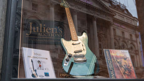 Subastan la guitarra favorita de Kurt Cobain por alrededor de 4,5 millones de dólares, convirtiéndose en la segunda más cara en el mundo