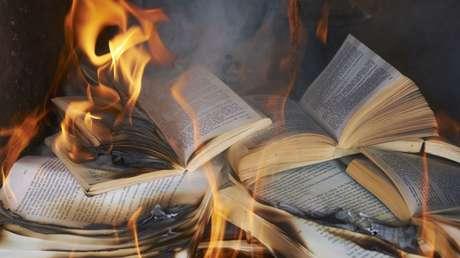 La embajadora británica en Ucrania publica una foto de quema de libros que imputa a Rusia y que resulta ser de 2010