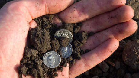 Fanático de Indiana Jones halla en Inglaterra 748 monedas antiguas de oro y plata valoradas en más de 80.000 dólares