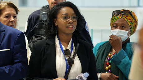 "Sentí una descarga eléctrica y me desperté en el agua": La única superviviente de la caída de un avión en el Índico declara ante un tribunal