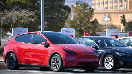 Un hombre escapa de su Tesla rompiendo la ventanilla poco antes de que estallara en llamas