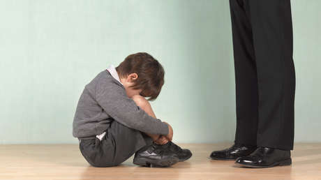 Despiden en EE.UU. a una directora escolar tras arrastrar por el suelo a un alumno autista