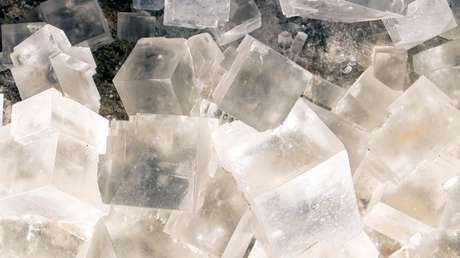 Científicos planean abrir un cristal de 830 millones de años que podría contener microorganismos que siguen vivos