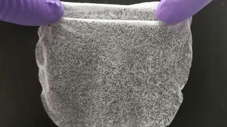 Crean un revolucionario polímero de bajo costo que puede extraer del aire hasta 13 litros de agua por día