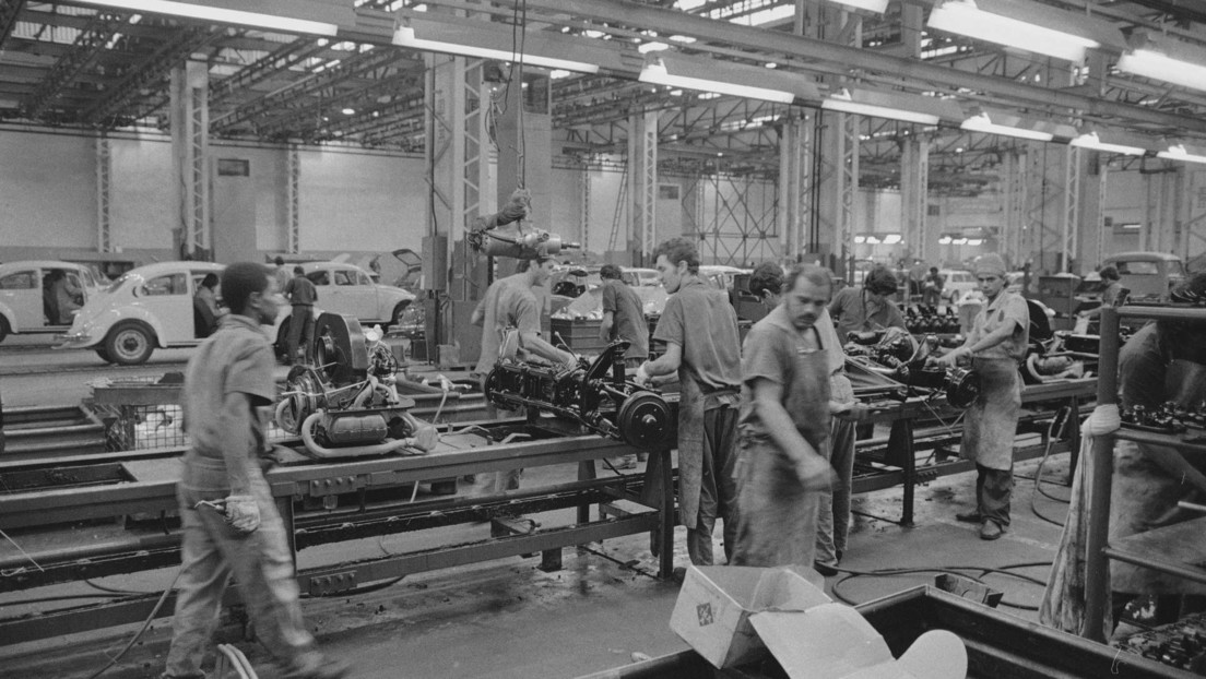 "Les amarraban a los árboles durante días": Acusan a Volkswagen de prácticas de "esclavitud" durante la dictadura militar en Brasil