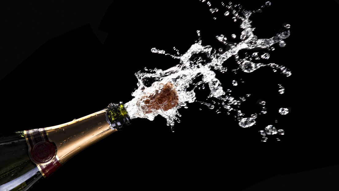 Científicos descorchan una botella de champán para 'destapar' los secretos de los viajes espaciales