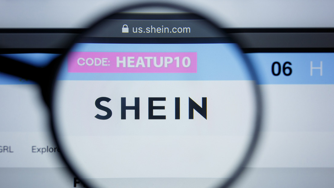 Publican imágenes de supuestos mensajes de auxilio ocultos en prendas compradas en Shein y la compañía responde