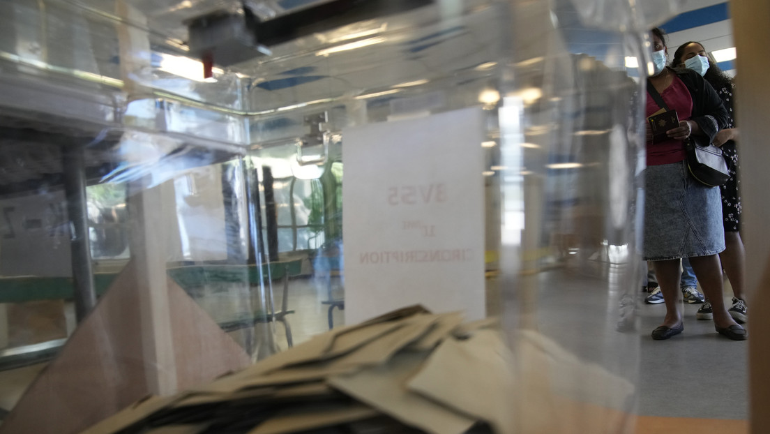 Codo a codo en las legislativas de Francia: La coalición de Macron adelanta con un estrecho margen al bloque de izquierda en la primera vuelta