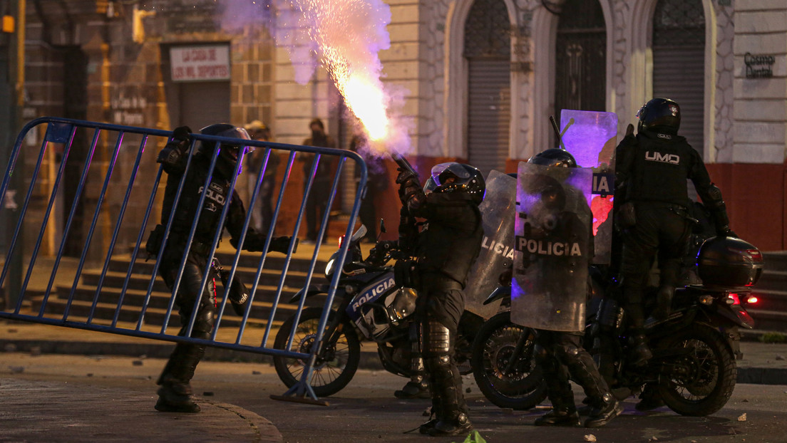 Denuncian que la represión policial durante el paro nacional en Ecuador provocó la muerte de una persona al caer a una quebrada